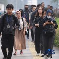 Sejumlah pekerja swasta mengenakan masker saat beraktivitas di luar ruangan di trotoar kawasan Jalan Sudirman, Jakarta, Selasa (8/9/2026).(CNBC Indonesia/Faisal Rahman)