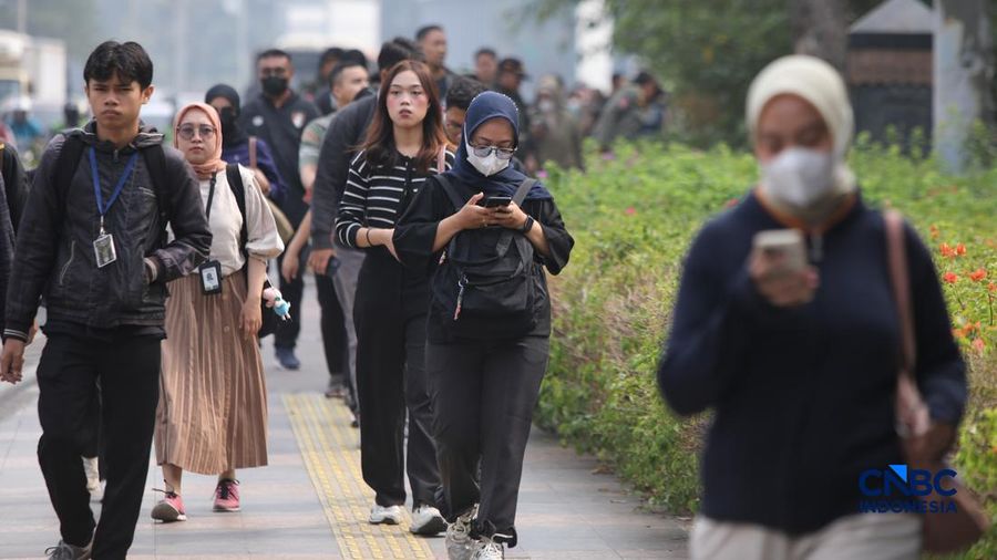 Sejumlah pekerja swasta mengenakan masker saat beraktivitas di luar ruangan di trotoar kawasan Jalan Sudirman, Jakarta, Selasa (8/9/2026).(CNBC Indonesia/Faisal Rahman)