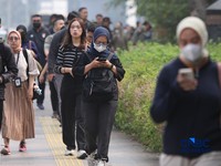 Sejumlah pekerja swasta mengenakan masker saat beraktivitas di luar ruangan di trotoar kawasan Jalan Sudirman, Jakarta, Selasa (8/9/2026).(CNBC Indonesia/Faisal Rahman)