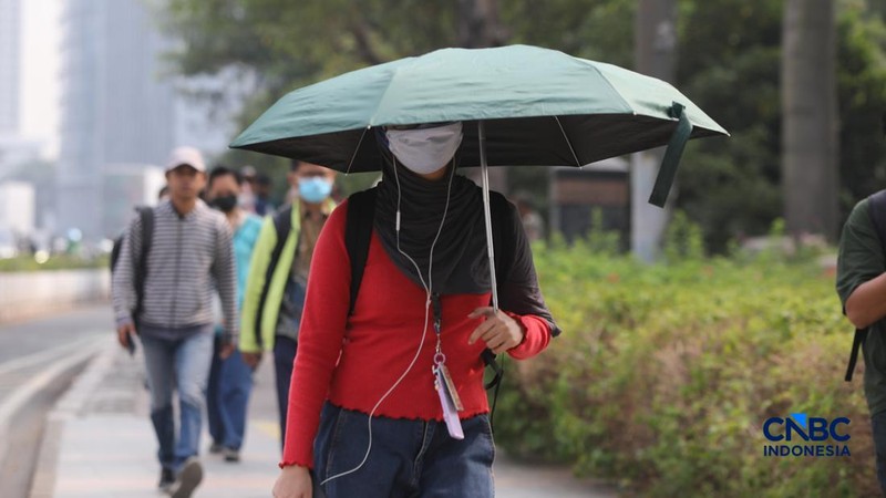Sejumlah pekerja swasta mengenakan masker saat beraktivitas di luar ruangan di trotoar kawasan Jalan Sudirman, Jakarta, Selasa (8/9/2026).