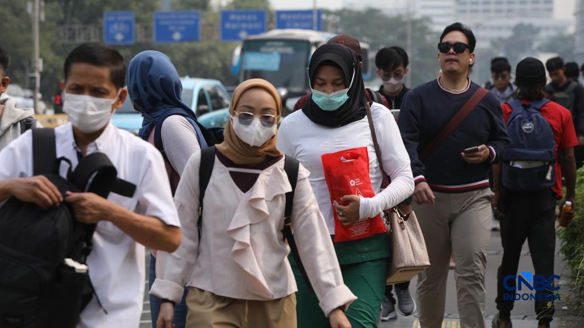 Penampakan Pekerja di DKI Kompak Bermasker Efek Abu Vulkanik Krakatau