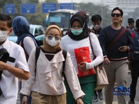 Sejumlah pekerja swasta mengenakan masker saat beraktivitas di luar ruangan di trotoar kawasan Jalan Sudirman, Jakarta, Selasa (8/9/2026).(CNBC Indonesia/Faisal Rahman)
