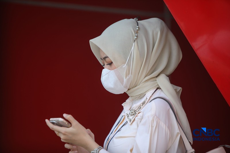 Sejumlah pekerja swasta mengenakan masker saat beraktivitas di luar ruangan di trotoar kawasan Jalan Sudirman, Jakarta, Selasa (8/9/2026). (CNBC Indonesia/Faisal Rahman)