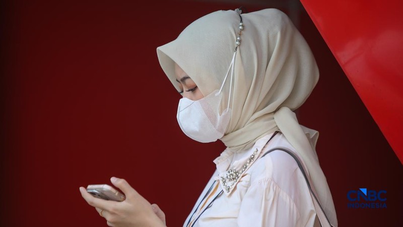 Sejumlah pekerja swasta mengenakan masker saat beraktivitas di luar ruangan di trotoar kawasan Jalan Sudirman, Jakarta, Selasa (8/9/2026).