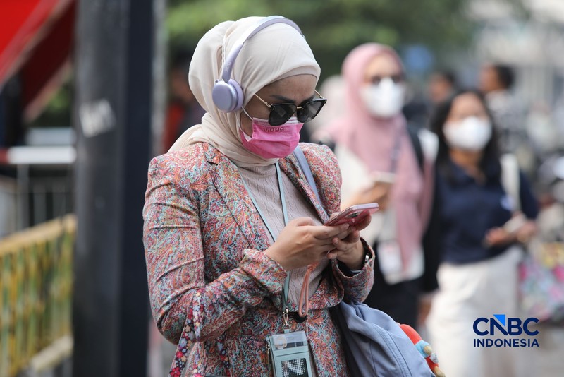 Sejumlah pekerja swasta mengenakan masker saat beraktivitas di luar ruangan di trotoar kawasan Jalan Sudirman, Jakarta, Selasa (8/9/2026). (CNBC Indonesia/Faisal Rahman)