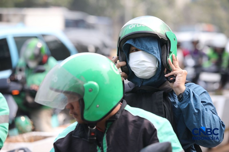 Sejumlah pekerja swasta mengenakan masker saat beraktivitas di luar ruangan di trotoar kawasan Jalan Sudirman, Jakarta, Selasa (8/9/2026). (CNBC Indonesia/Faisal Rahman)