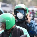 Sejumlah pekerja swasta mengenakan masker saat beraktivitas di luar ruangan di trotoar kawasan Jalan Sudirman, Jakarta, Selasa (8/9/2026).(CNBC Indonesia/Faisal Rahman)
