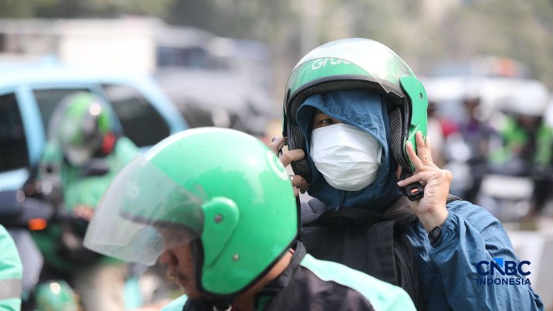 Sejumlah pekerja swasta mengenakan masker saat beraktivitas di luar ruangan di trotoar kawasan Jalan Sudirman, Jakarta, Selasa (8/9/2026).