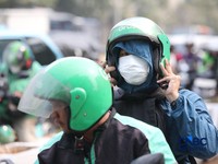 Sejumlah pekerja swasta mengenakan masker saat beraktivitas di luar ruangan di trotoar kawasan Jalan Sudirman, Jakarta, Selasa (8/9/2026).(CNBC Indonesia/Faisal Rahman)