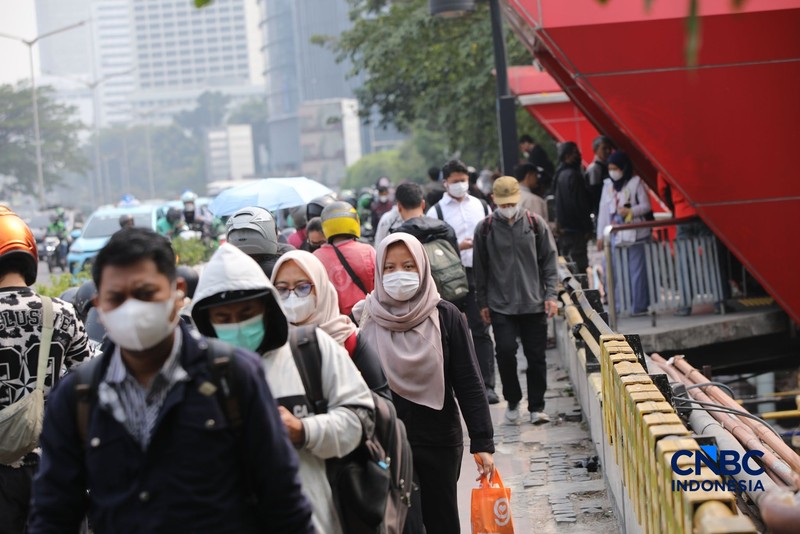 Sejumlah pekerja swasta mengenakan masker saat beraktivitas di luar ruangan di trotoar kawasan Jalan Sudirman, Jakarta, Selasa (8/9/2026). (CNBC Indonesia/Faisal Rahman)