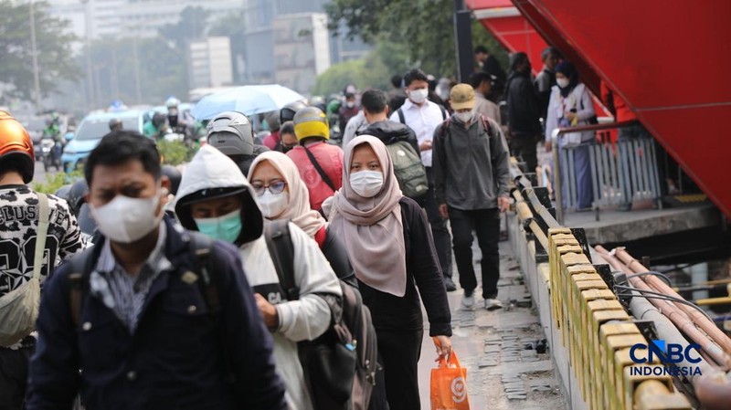 Sejumlah pekerja swasta mengenakan masker saat beraktivitas di luar ruangan di trotoar kawasan Jalan Sudirman, Jakarta, Selasa (8/9/2026).(CNBC Indonesia/Faisal Rahman)