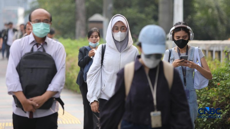 Sejumlah pekerja swasta mengenakan masker saat beraktivitas di luar ruangan di trotoar kawasan Jalan Sudirman, Jakarta, Selasa (8/9/2026).