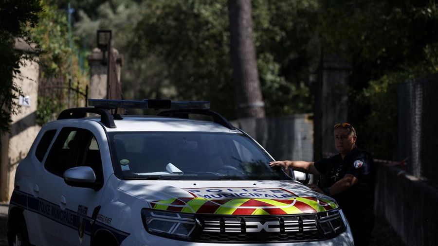 Seorang polisi setempat berjaga di dekat Museum Renoir setelah empat lukisan dicuri dalam aksi pembobolan pada dini hari—dengan dua di antaranya ditemukan kembali di sekitar lokasi—di Cagnes-sur-Mer, kawasan French Riviera, Prancis, pada 8 September 2026.