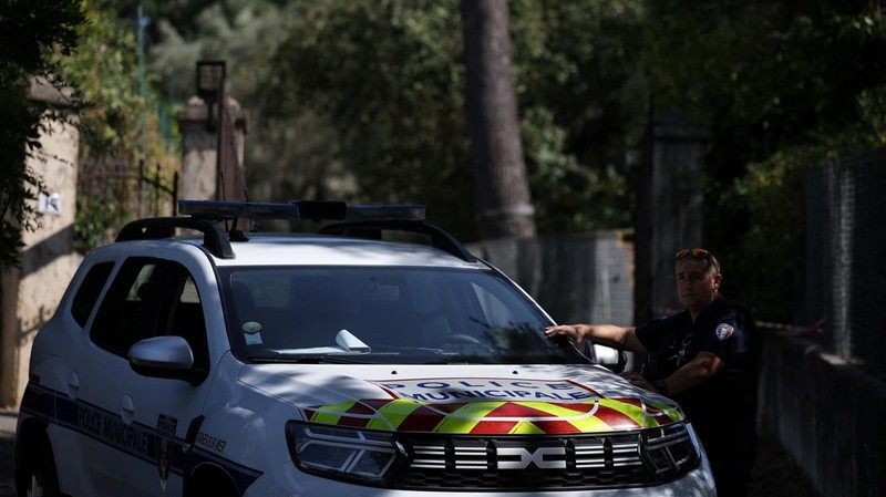 Seorang polisi setempat berjaga di dekat Museum Renoir setelah empat lukisan dicuri dalam aksi pembobolan pada dini hari—dengan dua di antaranya ditemukan kembali di sekitar lokasi—di Cagnes-sur-Mer, kawasan French Riviera, Prancis, pada 8 September 2026.