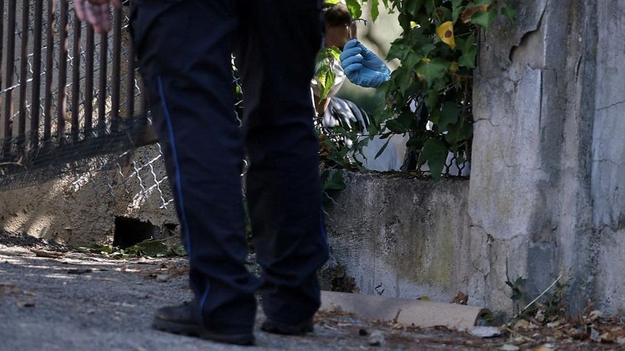Seorang polisi setempat mengamati petugas forensik kepolisian yang sedang bekerja di dekat lubang pada pagar luar Museum Renoir setelah empat lukisan dicuri dalam aksi pembobolan pada dini hari—dengan dua di antaranya berhasil ditemukan kembali di sekitar lokasi—di Cagnes-sur-Mer, kawasan French Riviera, Prancis, pada 8 September 2026.