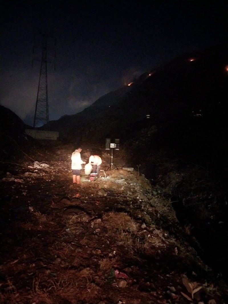 Siaran pers BNPB pada 8/9. Upaya pemadaman kebakaran di Tempat Pemrosesan Akhir (TPA) Putri Cempo, Kota Surakarta, Jawa Tengah. (Dok BNPB)