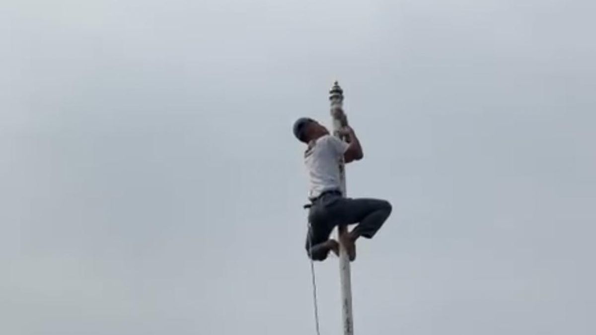 Siswa SMAN 1 Enrekang Panjat Tiang Saat Upacara gegara Tali Bendera Putus