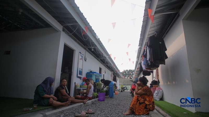 Suasana aktivitas warga di Hunian Sementara (Huntara), Jalan Kramat Raya, Jakarta, Selasa (8/9/2026).