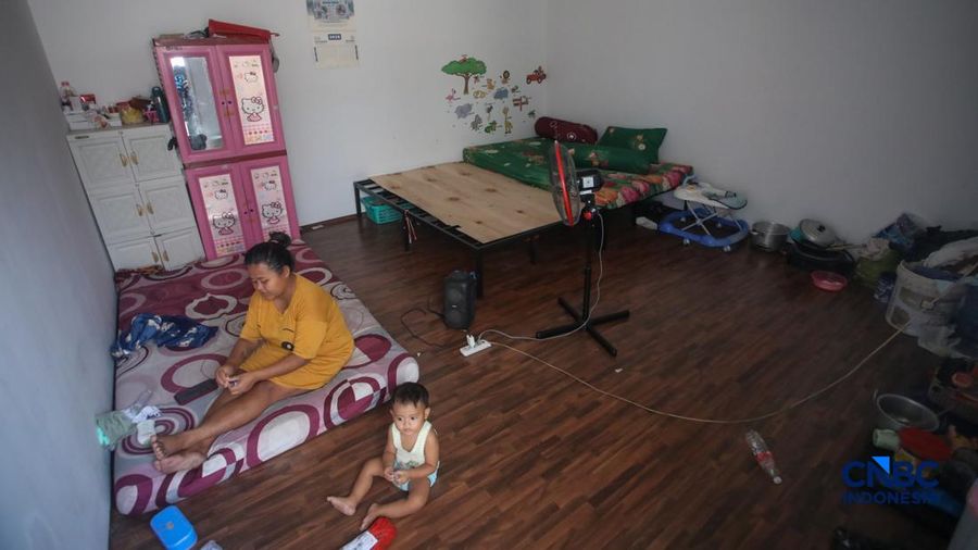 Suasana aktivitas warga di Hunian Sementara (Huntara), Jalan Kramat Raya, Jakarta, Selasa (8/9/2026).
