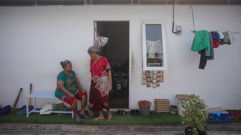 Suasana aktivitas warga di Hunian Sementara (Huntara), Jalan Kramat Raya, Jakarta, Selasa (8/9/2026). (CNBC Indonesia/Faisal Rahman)