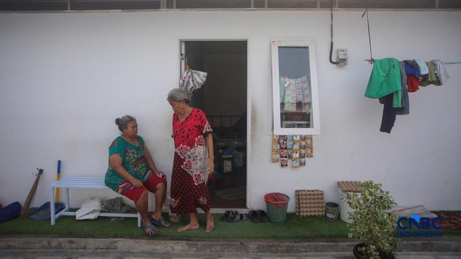 Suasana aktivitas warga di Hunian Sementara (Huntara), Jalan Kramat Raya, Jakarta, Selasa (8/9/2026).