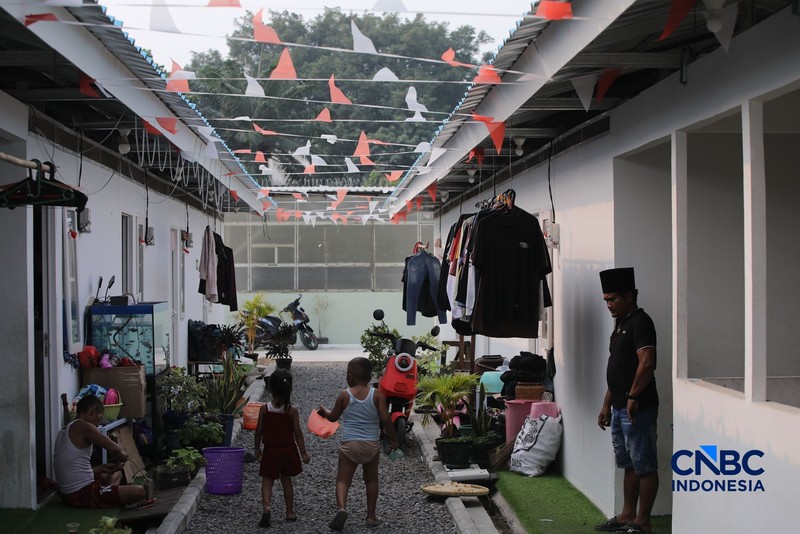 Suasana aktivitas warga di Hunian Sementara (Huntara), Jalan Kramat Raya, Jakarta, Selasa (8/9/2026). (CNBC Indonesia/Faisal Rahman)