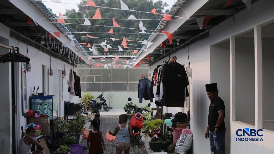 Suasana aktivitas warga di Hunian Sementara (Huntara), Jalan Kramat Raya, Jakarta, Selasa (8/9/2026).