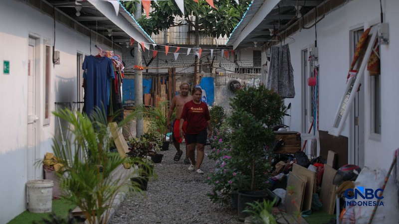 Suasana aktivitas warga di Hunian Sementara (Huntara), Jalan Kramat Raya, Jakarta, Selasa (8/9/2026). (CNBC Indonesia/Faisal Rahman)