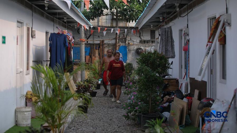 Suasana aktivitas warga di Hunian Sementara (Huntara), Jalan Kramat Raya, Jakarta, Selasa (8/9/2026).