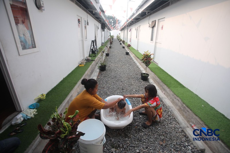 Suasana aktivitas warga di Hunian Sementara (Huntara), Jalan Kramat Raya, Jakarta, Selasa (8/9/2026). (CNBC Indonesia/Faisal Rahman)