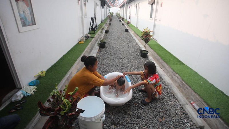 Suasana aktivitas warga di Hunian Sementara (Huntara), Jalan Kramat Raya, Jakarta, Selasa (8/9/2026).