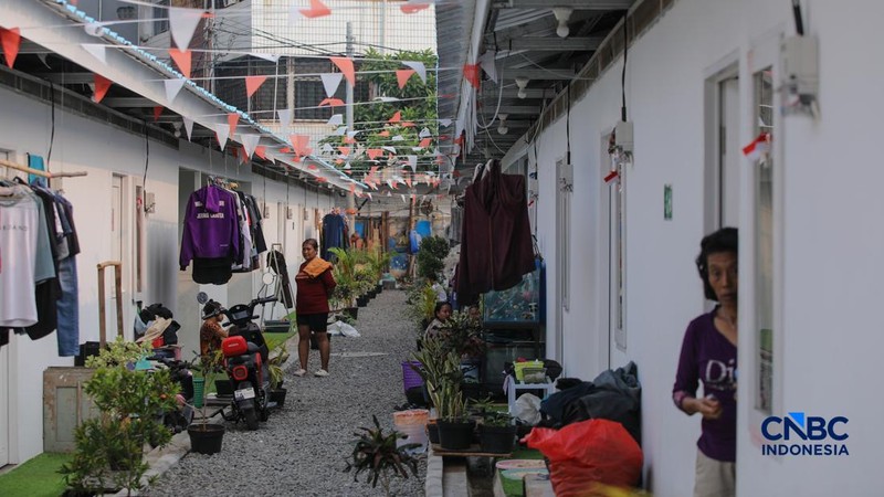 Suasana aktivitas warga di Hunian Sementara (Huntara), Jalan Kramat Raya, Jakarta, Selasa (8/9/2026).(CNBC Indonesia/Faisal Rahman)