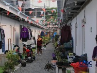 Suasana aktivitas warga di Hunian Sementara (Huntara), Jalan Kramat Raya, Jakarta, Selasa (8/9/2026).(CNBC Indonesia/Faisal Rahman)