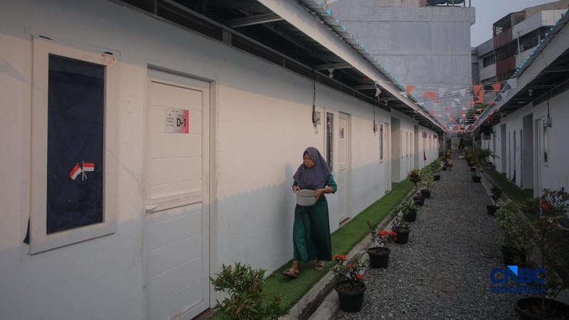 Suasana aktivitas warga di Hunian Sementara (Huntara), Jalan Kramat Raya, Jakarta, Selasa (8/9/2026).