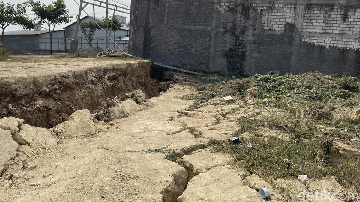 Sungai Juana Pati Mengering Picu Tanah Rengkah, 7 Ruko Rusak