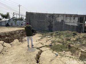 Video: Tanah Bergerak Akibat Sungai Juana Pati Mengering Bikin 7 Ruko Rusak