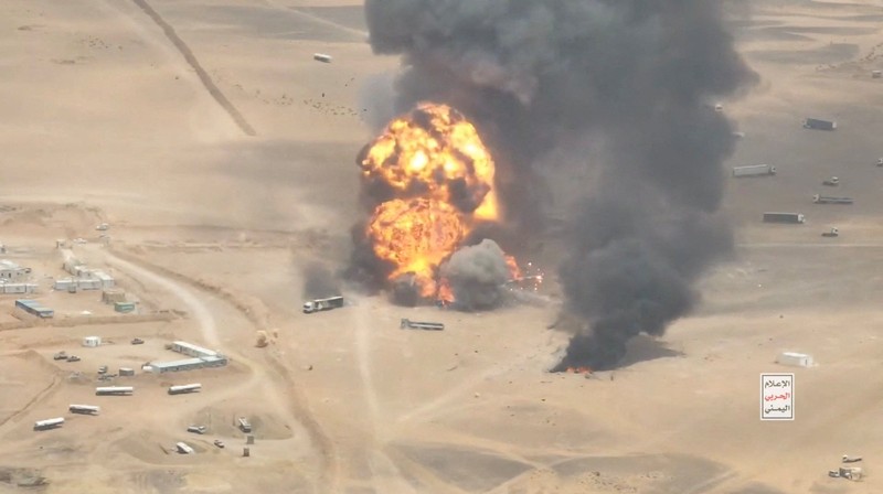 Asap membubung dari sebuah truk yang terbakar dalam peristiwa yang disebut pihak Houthi sebagai serangan yang menyasar truk-truk dari wilayah Arab Saudi, di perlintasan perbatasan Al-Wadiah dekat Al-Wadiah&mdash;di perbatasan Arab Saudi-Yaman&mdash;seperti terlihat dalam gambar diam yang diambil dari video rilis pada 7 September 2026. (Houthi Media Centre/Handout via REUTERS)