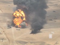 Truk-truk meledak saat terbakar dalam peristiwa yang disebut pihak Houthi sebagai serangan yang menyasar truk-truk dari wilayah Arab Saudi, di perlintasan perbatasan Al-Wadiah dekat Al-Wadiahdi perbatasan Arab Saudi-Yamanseperti terlihat dalam gambar