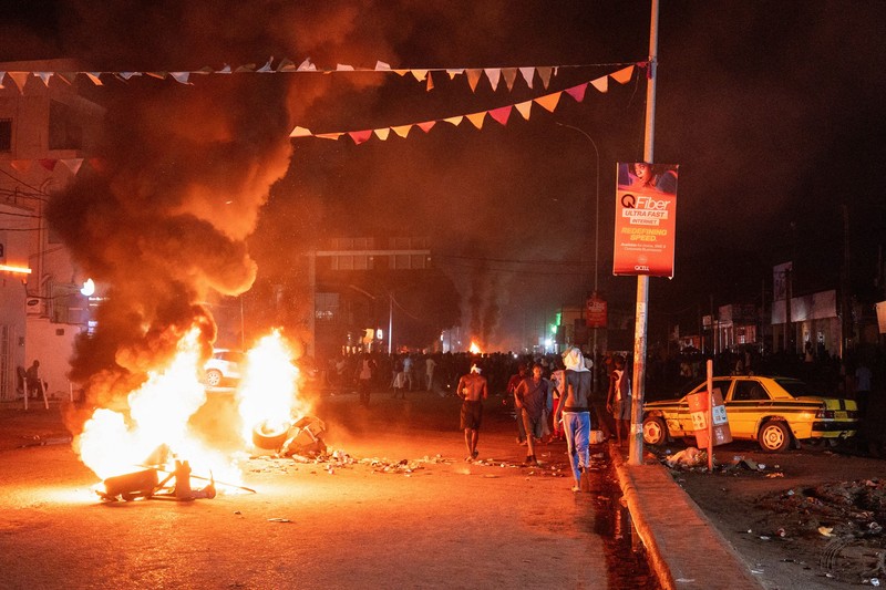 Warga melakukan protes di jalanan dalam sebuah demonstrasi menentang pemadaman listrik dan air di Banjul, Gambia, pada 8 September 2026. (REUTERS/Malick Njie)
