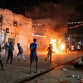 Warga melakukan protes di jalanan dalam sebuah demonstrasi menentang pemadaman listrik dan air di Banjul, Gambia, pada 8 September 2026. (REUTERS/Malick Njie)