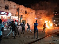 Warga melakukan protes di jalanan dalam sebuah demonstrasi menentang pemadaman listrik dan air di Banjul, Gambia, pada 8 September 2026. (REUTERS/Malick Njie)