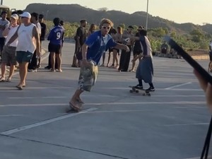 Viral! Turis-Turis Main Skateboard di Tengah Jalan Mandalika
