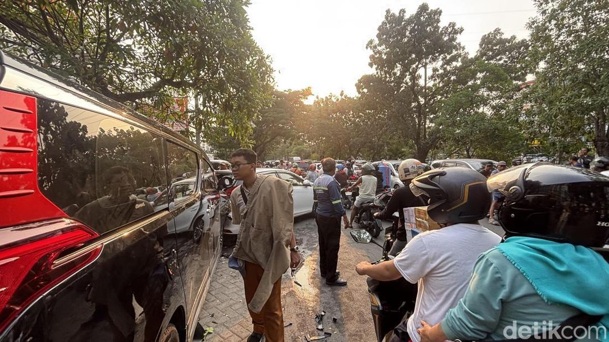 Alphard Tabrak Beruntun, Jalan Menur Pumpungan Surabaya Macet Parah