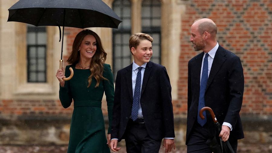Pangeran William dan Catherine, Putri Wales, mengantar putra mereka, Pangeran George, pada hari pertamanya di Eton College, Eton, Inggris, 8 September 2026. ADRIAN DENNIS/Pool via REUTERS.