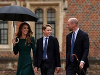 Pangeran William dan Catherine, Putri Wales, mengantar putra mereka, Pangeran George, pada hari pertamanya di Eton College, Eton, Inggris, 8 September 2026. ADRIAN DENNIS/Pool via REUTERS.