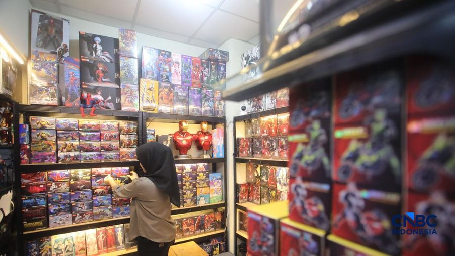 Calon pembeli melihat koleksi mainan di Kampoeng Mainan, Lt. 3A Blok M Square, Jakarta, Rabu (9/9/2026).