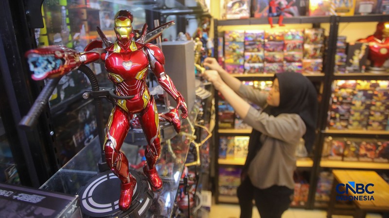 Calon pembeli melihat koleksi mainan di Kampoeng Mainan, Lt. 3A Blok M Square, Jakarta, Rabu (9/9/2026). (CNBC Indonesia/Faisal Rahman)