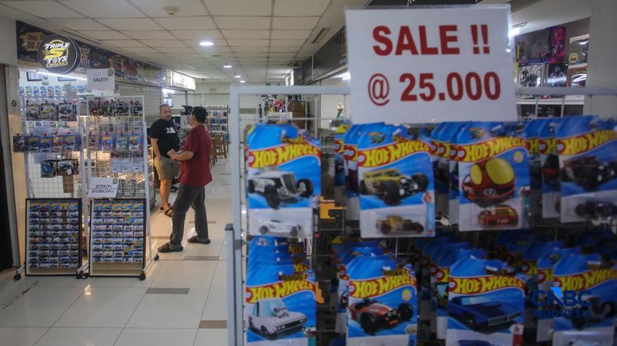 Calon pembeli melihat koleksi mainan di Kampoeng Mainan, Lt. 3A Blok M Square, Jakarta, Rabu (9/9/2026).