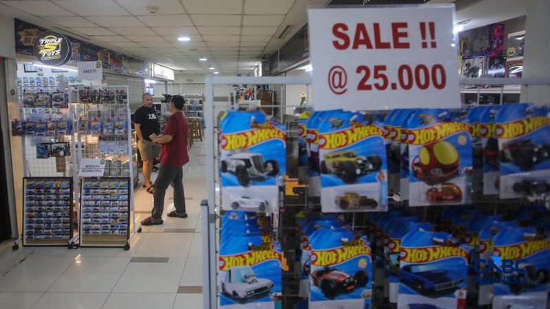 Calon pembeli melihat koleksi mainan di Kampoeng Mainan, Lt. 3A Blok M Square, Jakarta, Rabu (9/9/2026).
