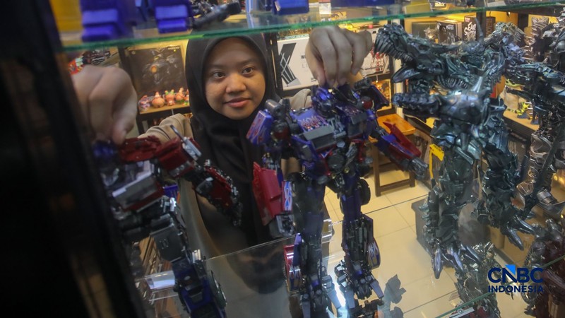 Calon pembeli melihat koleksi mainan di Kampoeng Mainan, Lt. 3A Blok M Square, Jakarta, Rabu (9/9/2026). (CNBC Indonesia/Faisal Rahman)